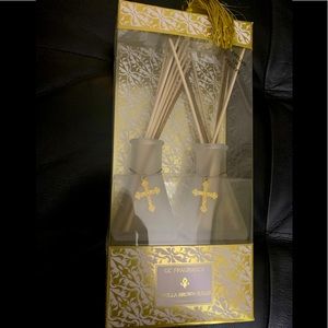 PAIR OF REED DIFFUSERS